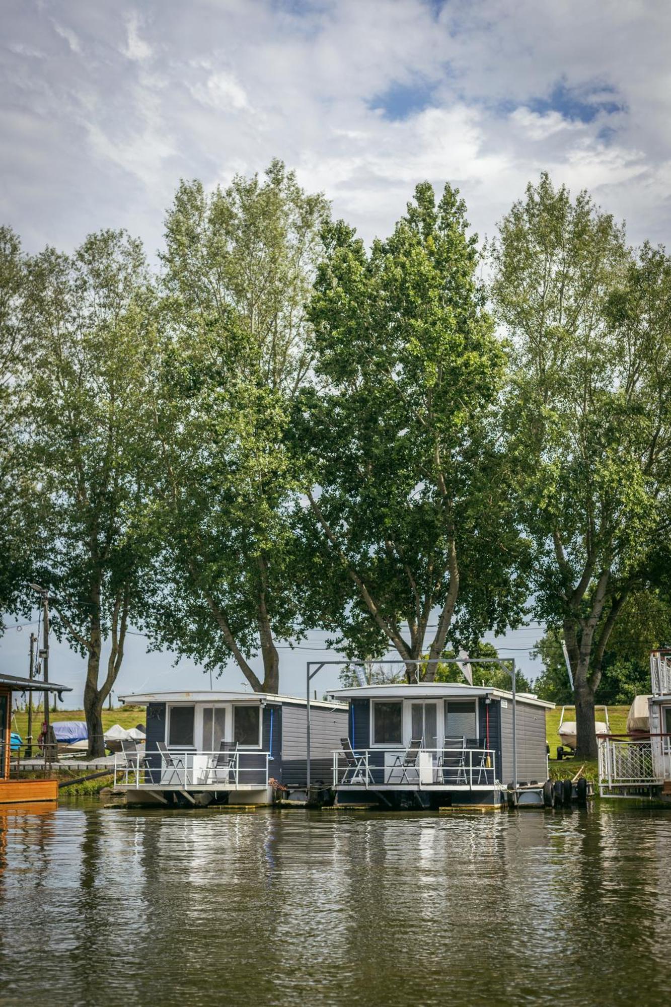 Lakohajo, Uszohaz - Tisza-To Hotel Tiszafüred Eksteriør billede